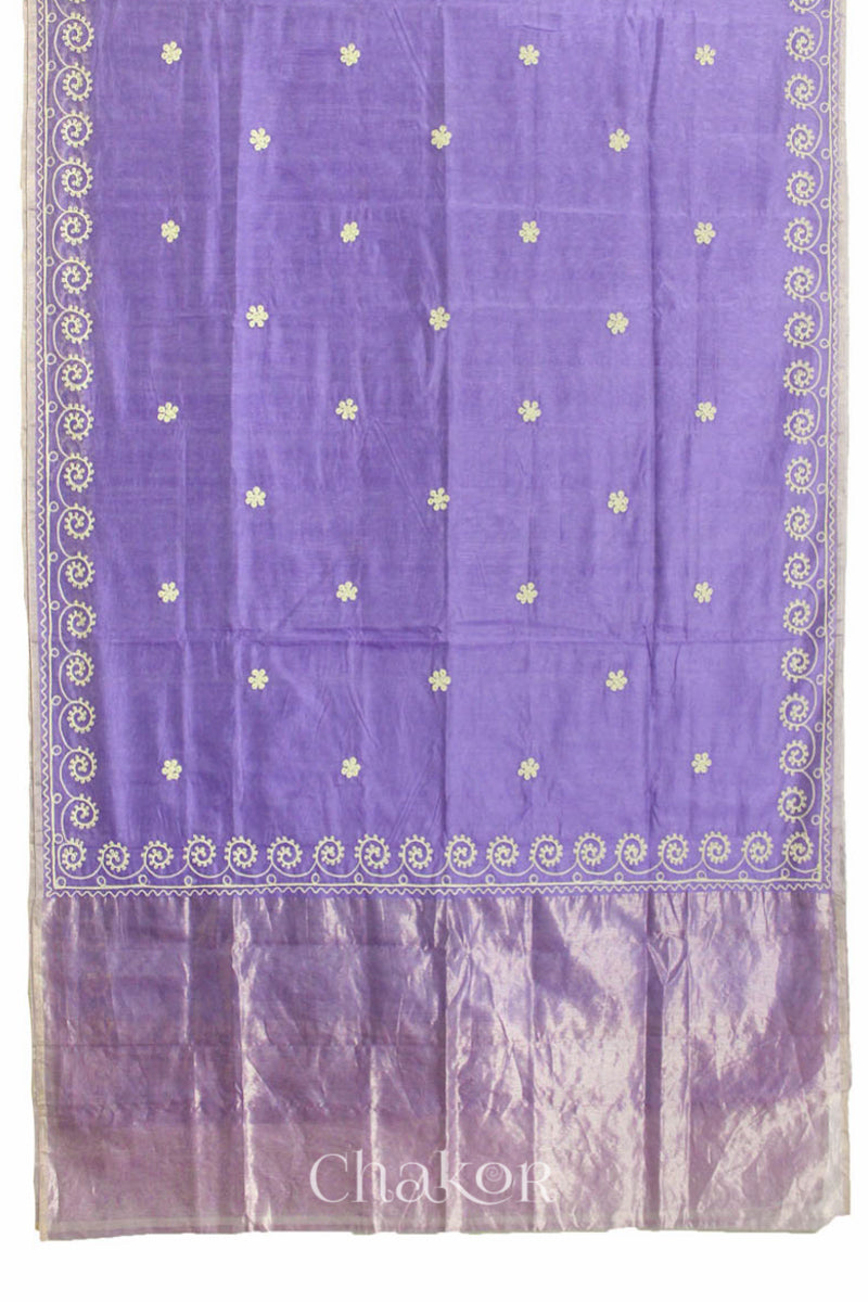 Flat view of lavender Chanderi silk cotton saree showing tissue pallu and aari embroidery.