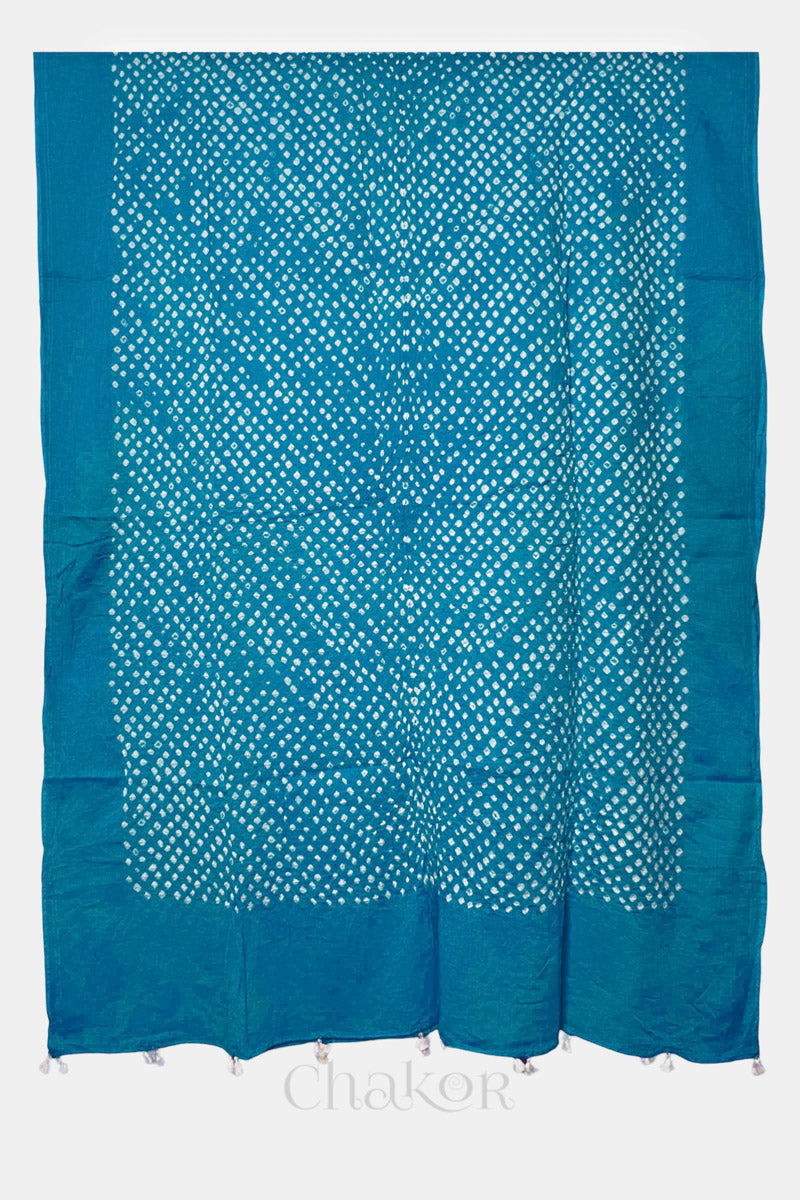 Full-length flat view of Turquoise Bandhani mul cotton dupatta with all-over tie-dye pattern and tassels.