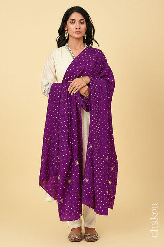 Full shot view of model wearing Wine Bandhani Mulberry Silk Dupatta with sequin and zari embroidery over an offwhite kurta.
