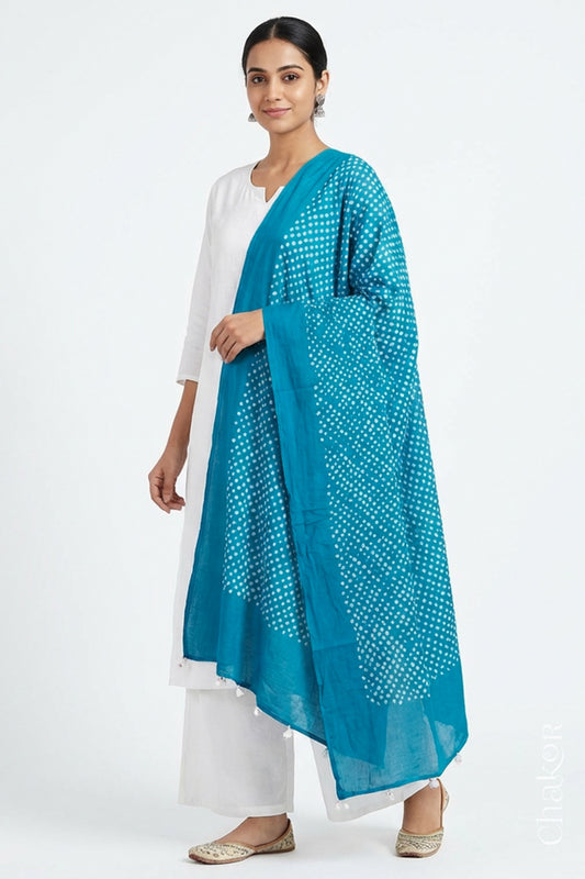Model wearing Turquoise Bandhani mul cotton dupatta with tie-dye dot pattern draped over a white kurta.