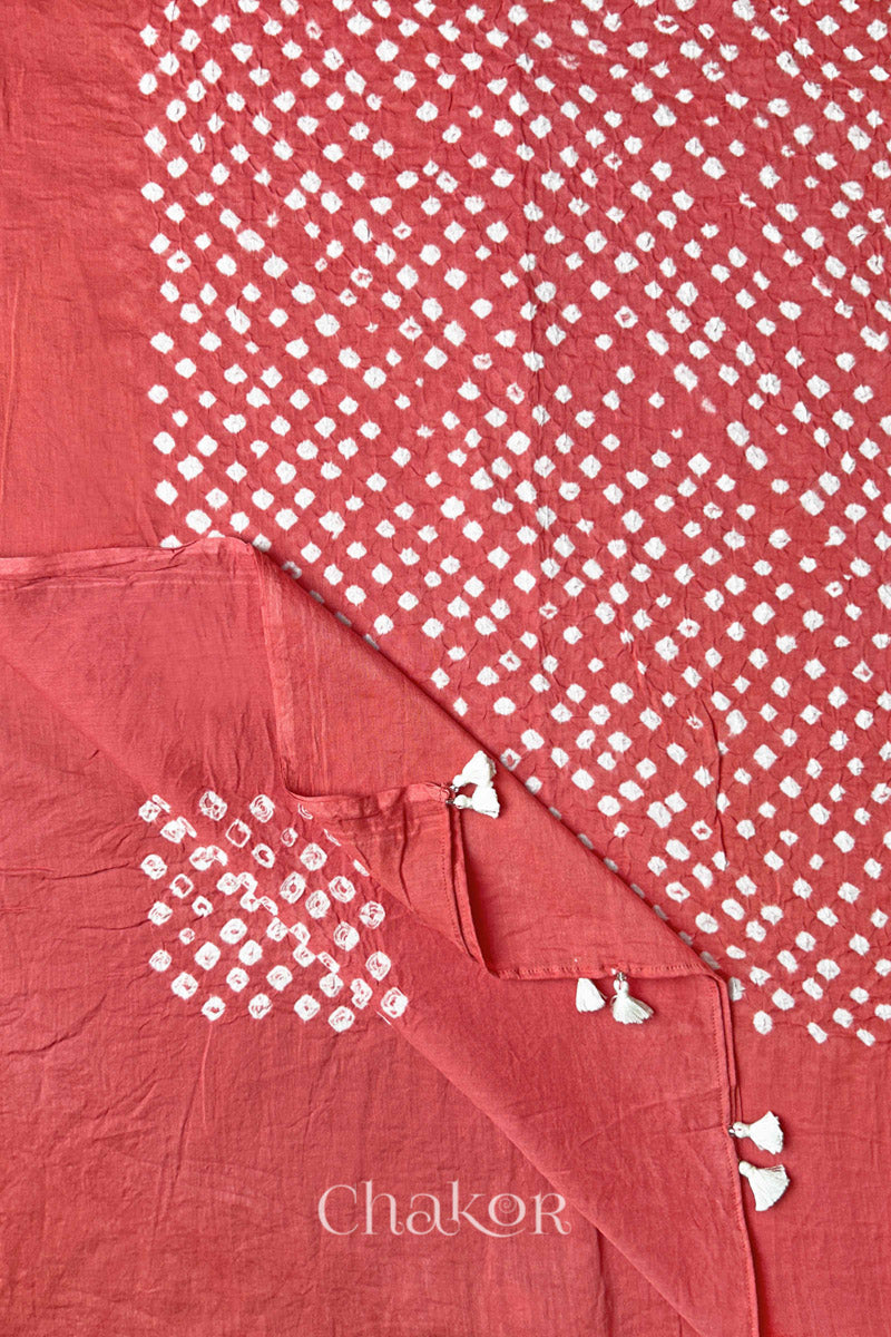 Corner detail of Dusty Red Bandhani mul cotton dupatta showing pallu tasseled edge and tie-dye motifs.