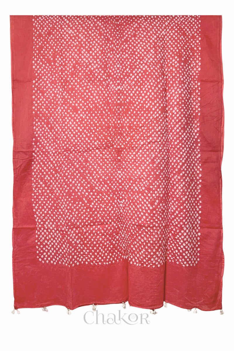 Full-length flat view of Dusty Red Bandhani mul cotton dupatta with all-over tie-dye pattern and tassels.