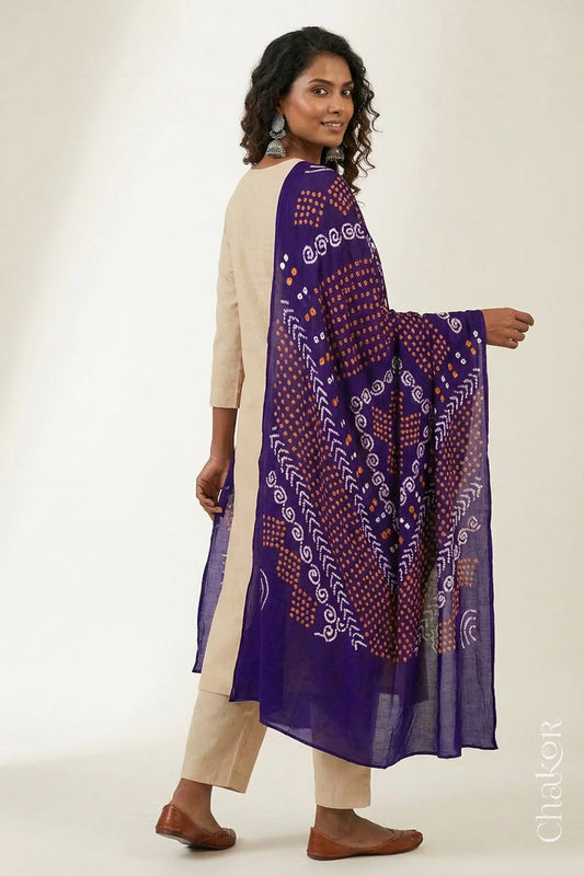 Model wearing purple Bandhani mul cotton dupatta with tie-dye dot pattern draped over a beige kurta.