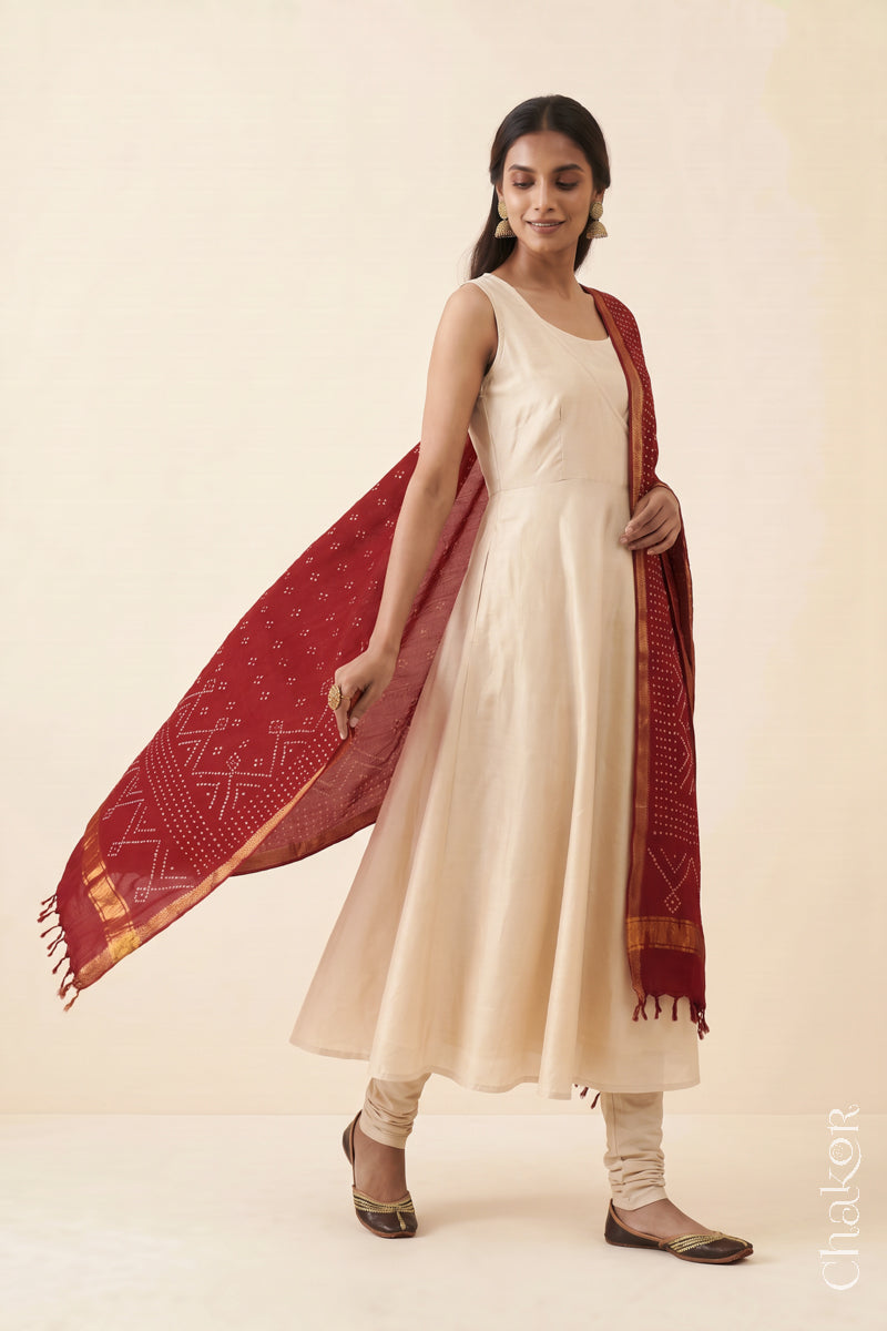 Red Bandhani handloom Mangalgiri cotton dupatta with hand-tiew bandhej detailed with zari border, worn by a woman.
