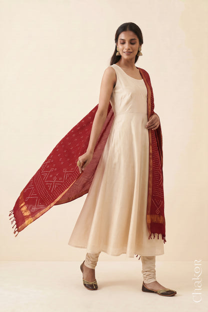 Red Bandhani handloom Mangalgiri cotton dupatta with hand-tiew bandhej detailed with zari border, worn by a woman.
