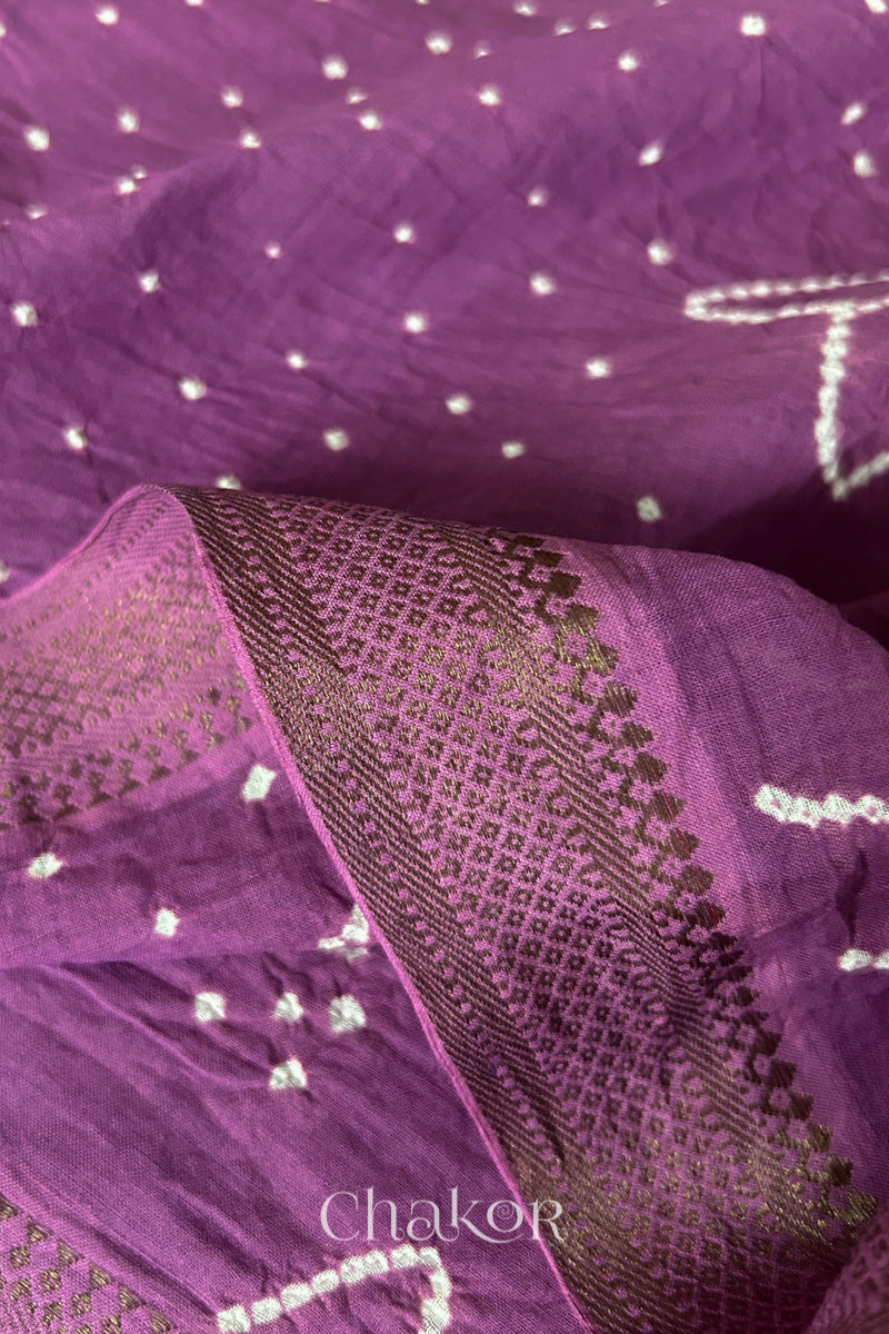 Close-up of the golden zari border on Mauve handloom Mangalgiri cotton Bandhani dupatta.
