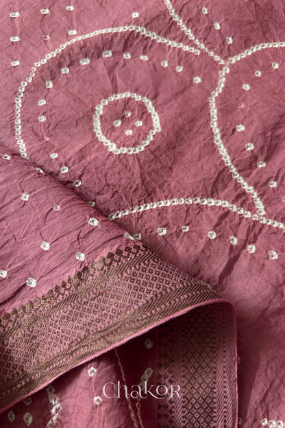 Close-up of the golden zari border on Old Rose Pink handloom Mangalgiri cotton Bandhani dupatta.
