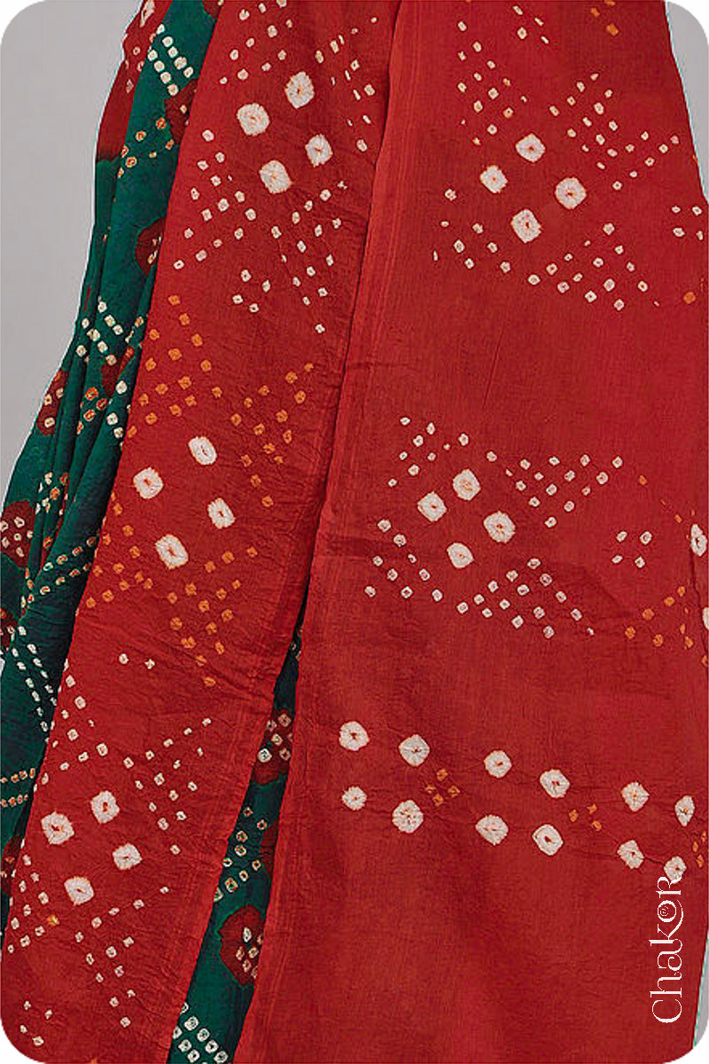 Traditional Green Red Bandhani Mul Cotton Saree by Chakor.